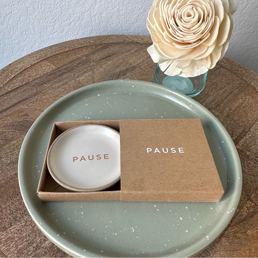 🆓 FWB NIB Stoneware Ring Dish with word Pause 2.5in